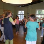 In der Gruppe tanzen schweisst die Teilnehmer zusammen. Tanzseminar in Wiesbaden mit Stamatis Vlachos